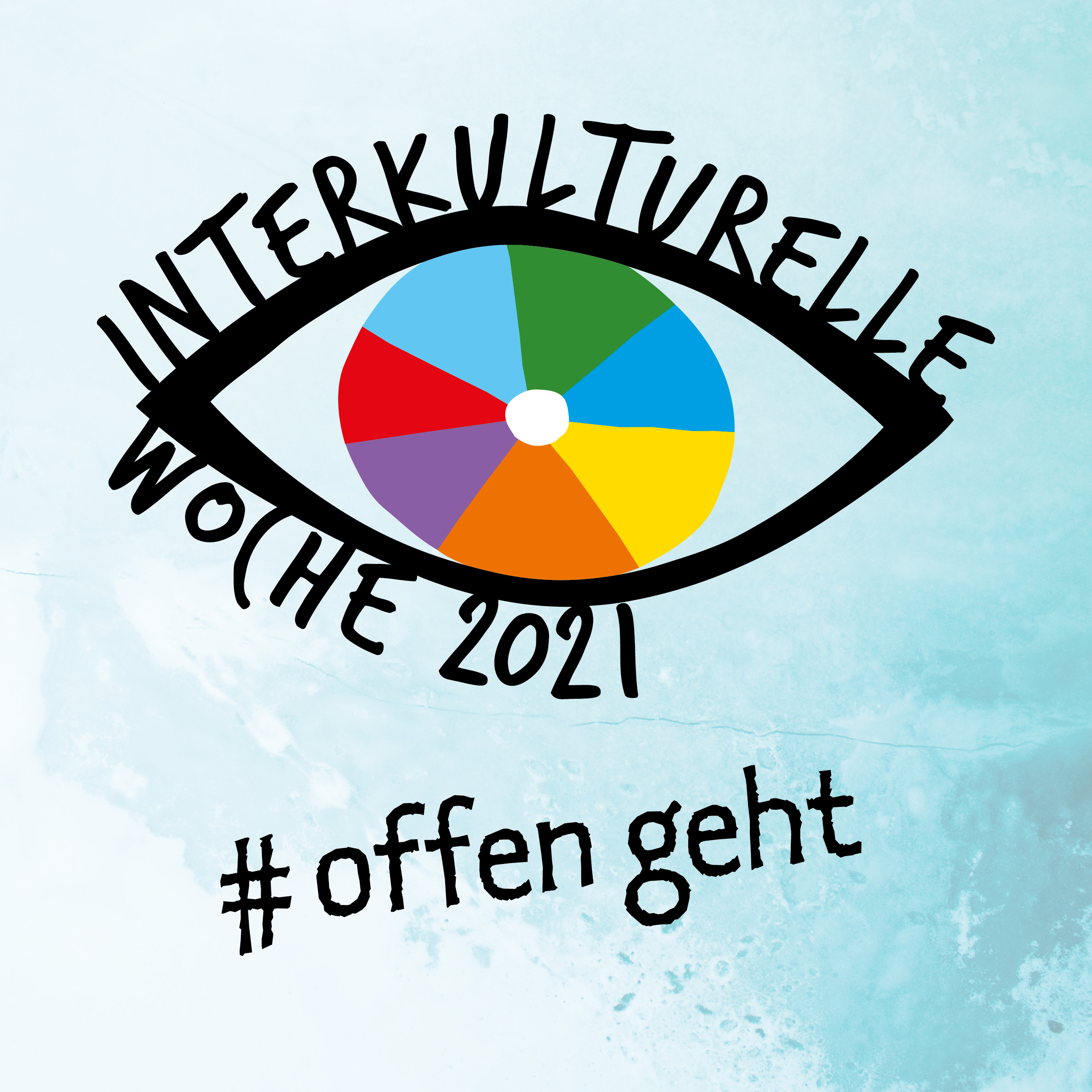 Auf blauem Hintergrund steht das Logo der Interkulturellen Woche 2021 - ein Auge mit einer bunten Iris und den Wörtern "interkulturelle Woche 2021" als Wimpern. Darunter steht der #offengeht.