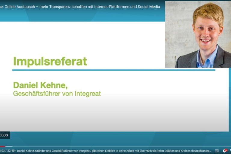 Portrait von Daniel Kehne mit einem Screenshot aus seinem Vortrag bei der Bertelsmann Stiftung