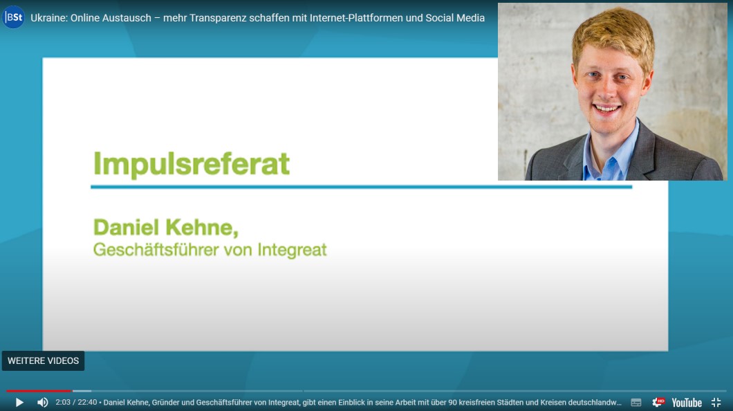 Portrait von Daniel Kehne mit einem Screenshot aus seinem Vortrag bei der Bertelsmann Stiftung